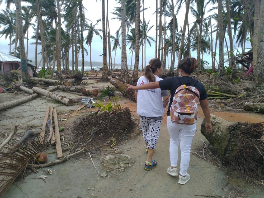 Cagdianao, Dinagat Islands: MSF staff coordinate with local officials and healthcare workers to assess the damage and the health situation. (January, 2022).