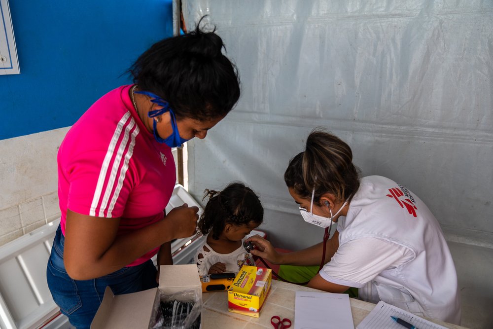 MSF doctor Nadia examines a patient during a health consultation at an MSF mobile clinic in Pacaraima, Brazil. (November, 2021).