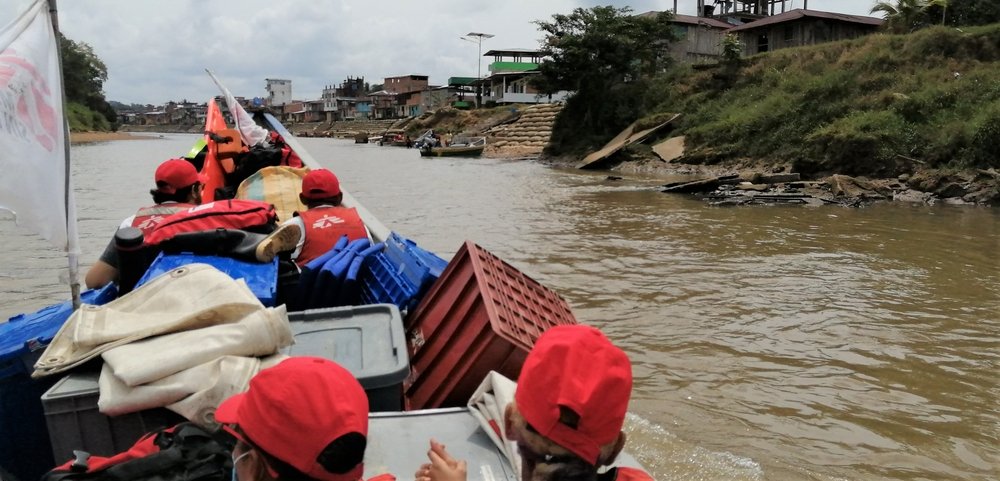 An MSF mobile team approaches the town of Magui Payan in Nariño, Colombia. Most travel in this low-lying region is by river.