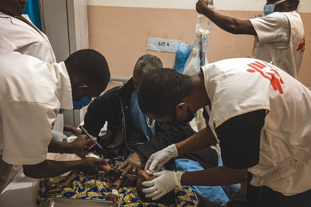  An MSF team provides emergency relief to a child hospitalized in the URENI ward of the MSF-supported Niafounké hospital in northern Mali.