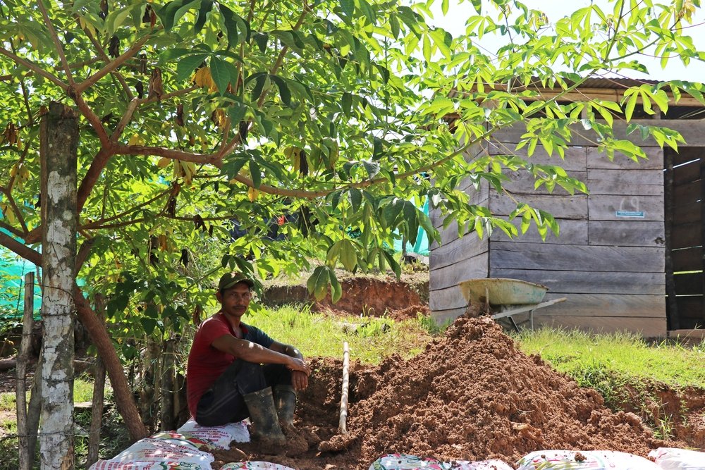 Migrant building his house in an irregular neighborhoodat Tibú, Norte de Santander. (August, 2021).