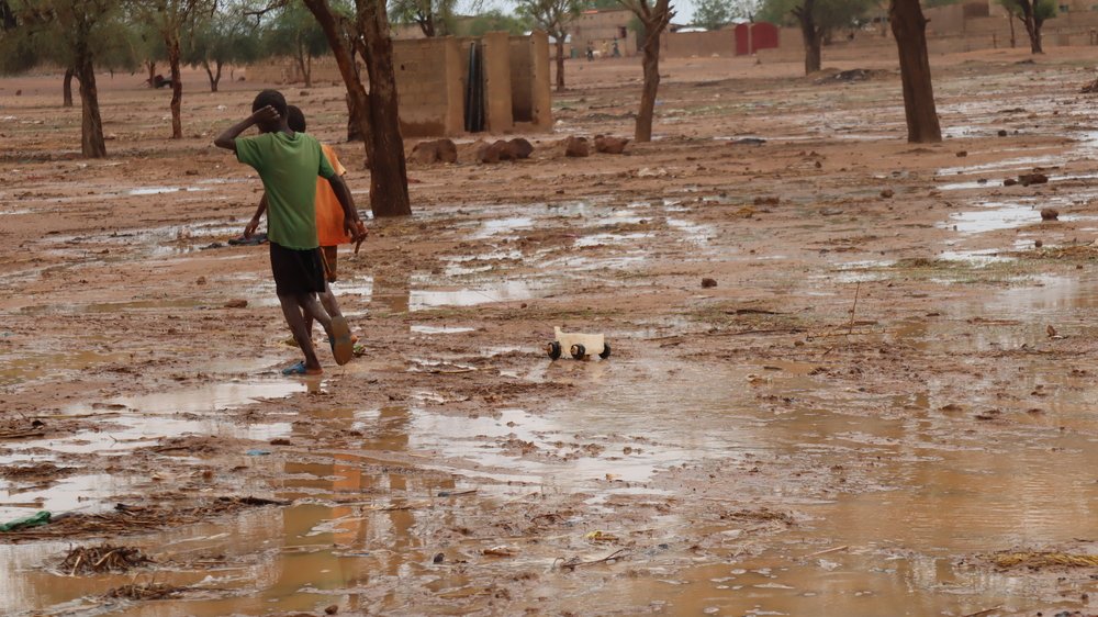 The rainy season in Burkina Faso exacerbates the precariousness of the host populations, but especially of the displaced populations, whose shelters are flooded by the water, exposing them to respiratory and skin diseases.