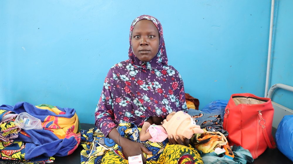 This young mother gave birth without medical assistance in her village. Following complications, she was taken to the Gorom Gorom district hospital, in the Sahel region of Burkina Faso. The treatment she received there saved her and her baby&#039;s lives.