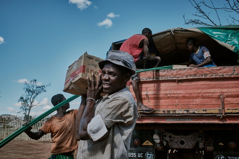 All the staff is busy unloading the truck and putting the material in the stock. We have to check the quantities and make an inventory in order to facilitate the management of the stock.