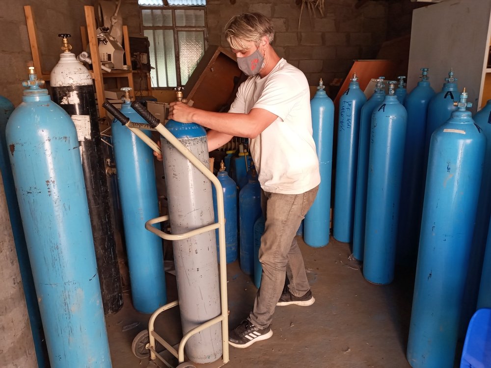 An MSF team member adjusts oxygen cylinders in Adigrat, in Tigray, northern Ethiopia.