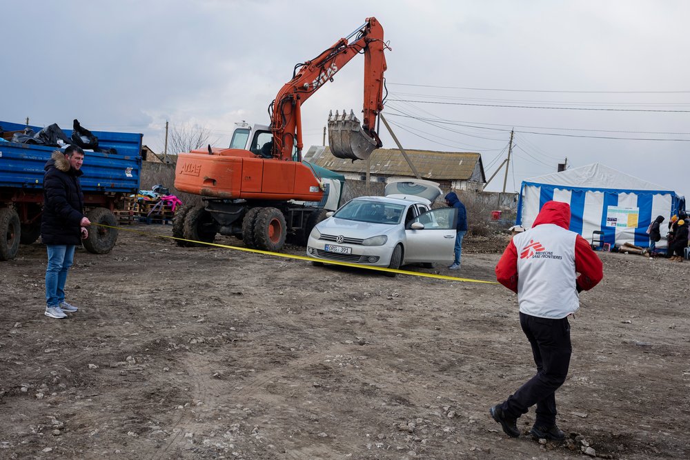 MSF staff works at nivelling the ground to place a mobile clinic at the Palanca departure dispatch point.  (March, 2022).