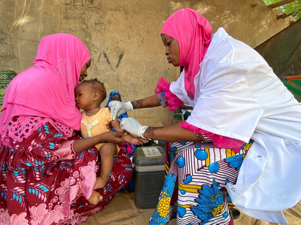 Haoua Diabrili vaccinating a child with a measles vaccine in Niamey, Niger. May 2021. 
