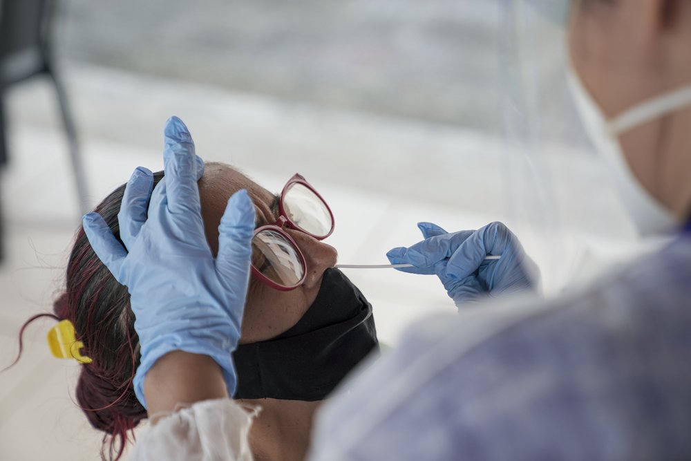 During MSF mobile clinic activities in the Grande Bom Jardim territory and the José Walter neighborhood, in Fortaleza, MSF tested symptomatic cases of COVID-19 with rapid antigen tests. 