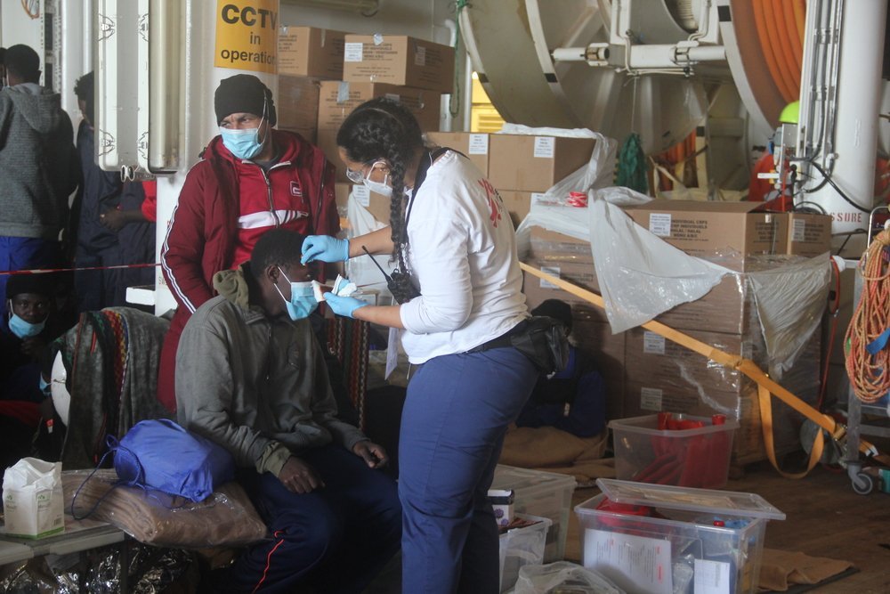 MSF&#039;s midwife Kira, currently on board Geo Barents, assisting a survivor from rescue 4. (December 22, 2021).