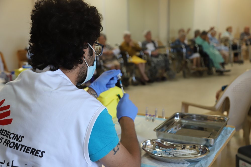 A member of MSF’s mobile vaccination team prepares a dose of COVID-19 vaccine at a nursing home in Shayle (Mount Lebanon). (June, 2021).