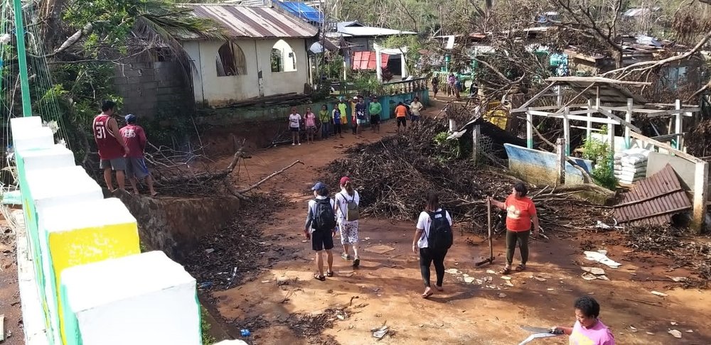 Brgy. Navarro, Tubajon, Dinagat Islands: MSF staff coordinate with local officials and healthcare workers to assess the damage and the health situation. (January, 2022).