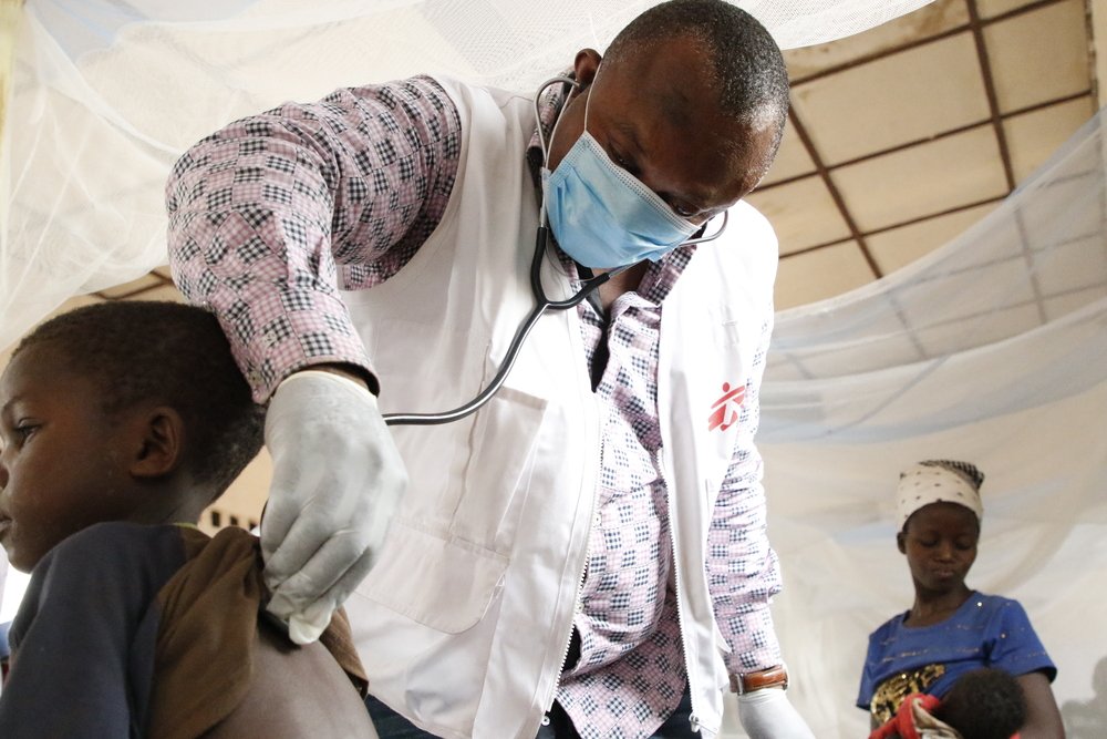 Theophile, MSF emergency team doctor, examines a child with measles at the Bosobolo general referral hospital. The Bosobolo health zone in Nord-Ubangi has been affected by measles for several weeks.