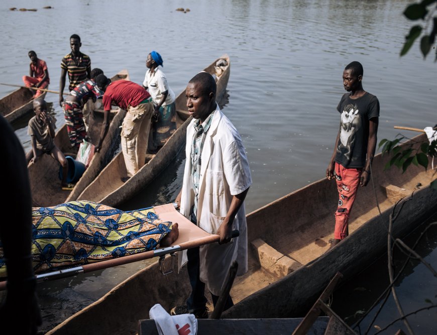Amatou is therefore referenced to the MSF-supported hospital in Bangassou, on the other side of the river, where she can be operated, if needed. Amatou is brought here by Odette, a midwife working in the small health center in Ndu, DRC. 