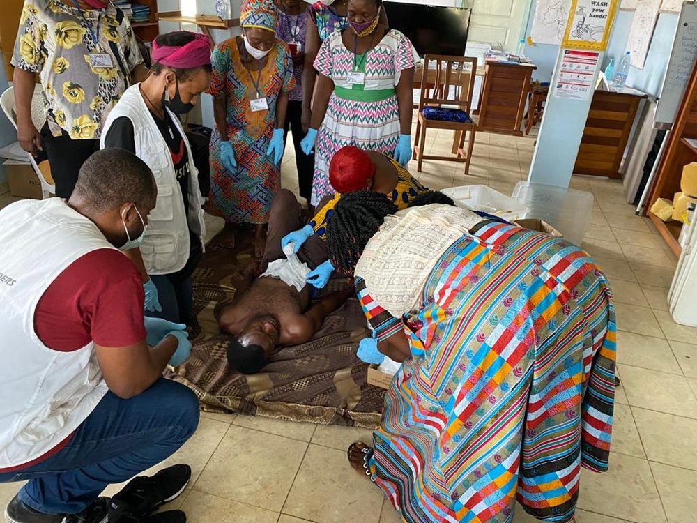 Community health workers at MSF´s base in Kumba, South-West Cameroon receive training on how to administer first aid to injured patients before referral.