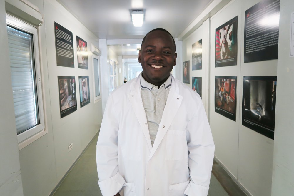 Erneau Mondesir, a Haitian medical doctor, is the medical referent  of Drouillard hospital. “Patients are coming from all parts of Haiti to our hospital: Artibonite, Port-au-Prince or even Cap Haïtien”, he explains. 