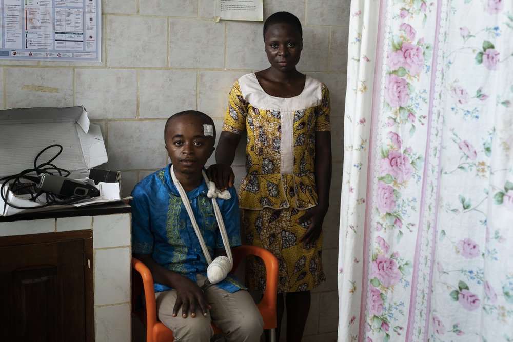 Felix and his family were attacked by armed men. Attackers cut his left hand with a knife. Felix went to MSF-supported St Mary Soledad Hospital in Bamenda, North-West Cameroon, where surgeons and doctors treated him. March 2020. 