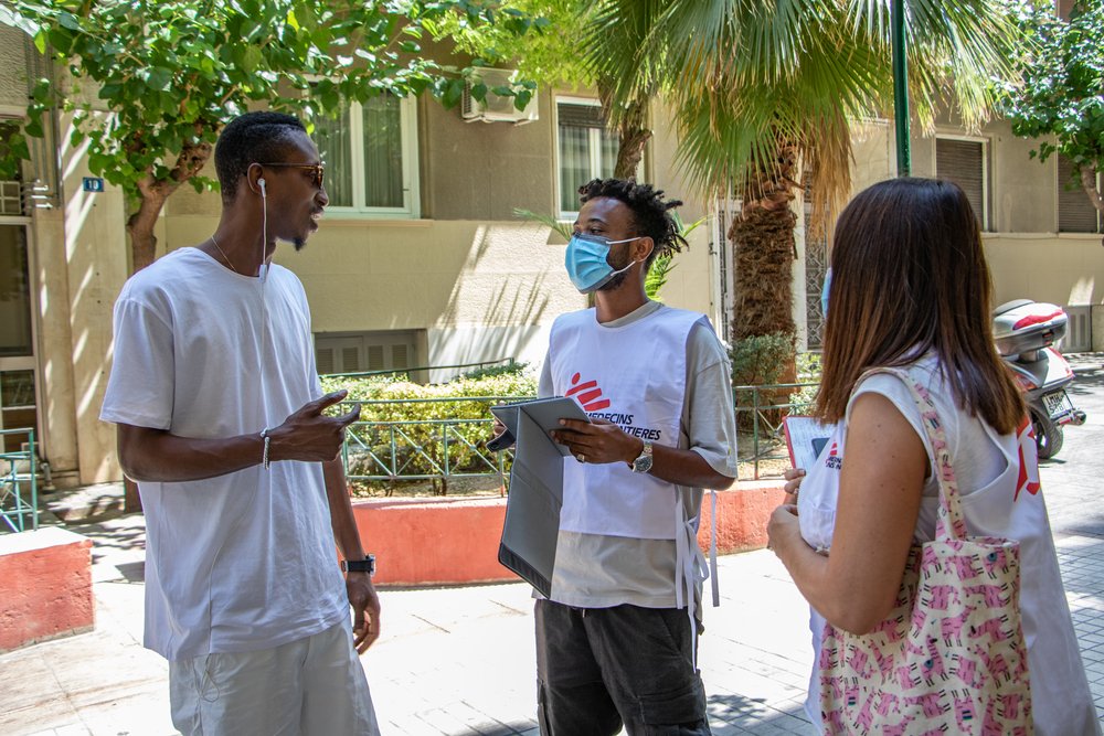 MSF health promoters discuss with a man in Kypseli, Athens, regarding access to the COVID-19 vaccination process. (August, 2021).