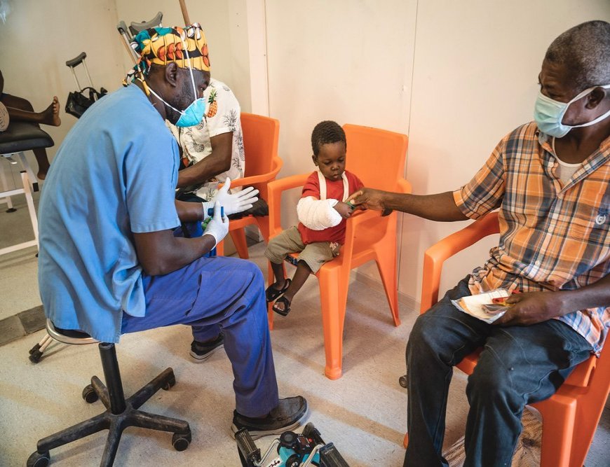 At MSF&#039;s Tabarre hospital in Port-au-Prince, Osmé, 3 years old, plays with a physiotherapist in order to rehabilitate his arm, which was injured in the August 14 earthquake in southern Haiti. (October, 2021).