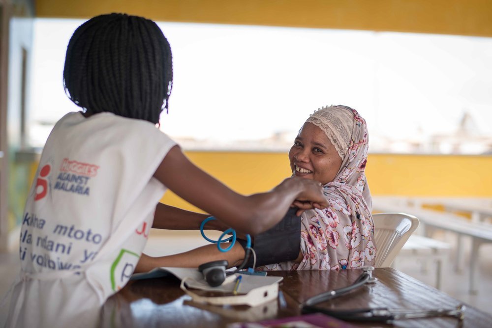 An MSF staff conducts pre-screening antenatal consultations at the Mrima Health Centre. 2019. 