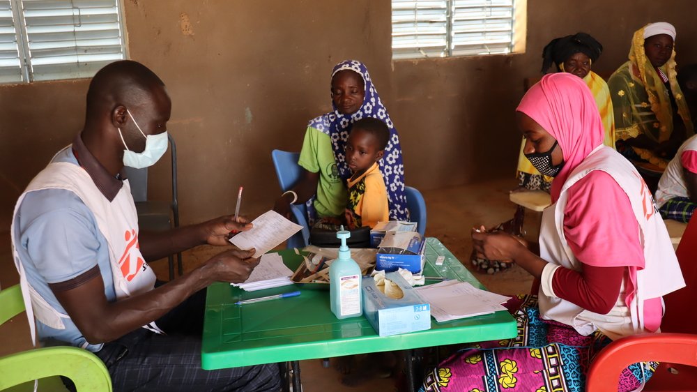 Mariam and her child visiting MSF’s mobile clinic in Sirfou, a village in Burkina Faso’s North region. “I’m here with my sick child. We both are sick, and the free services are such a relief”, says Mariam.