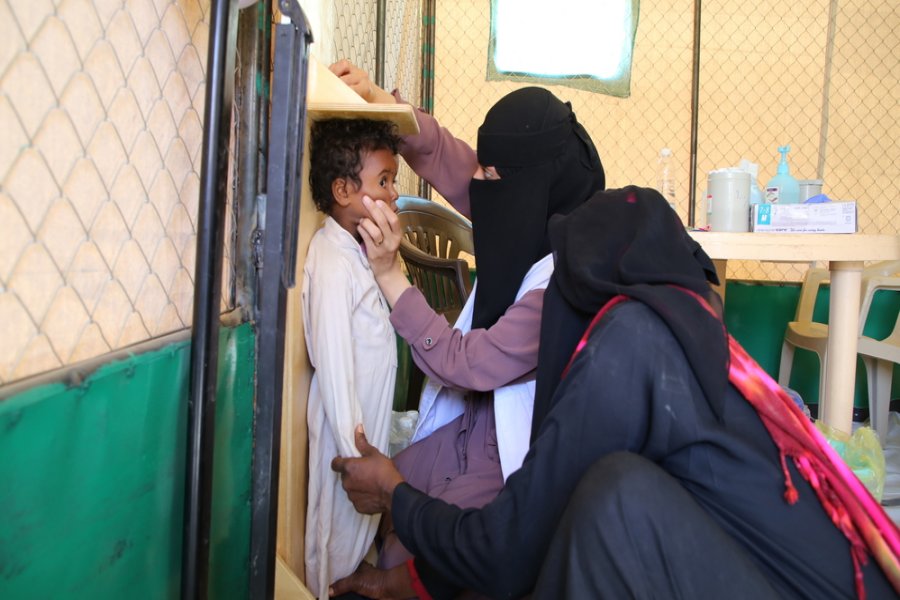 Hana Al Hakeimi, an MSF nurse in Marib project. She is measuring a child’s height in the Ambulatory Therapeutic Feeding Center (ATFC) of MSF’s mobile clinic.