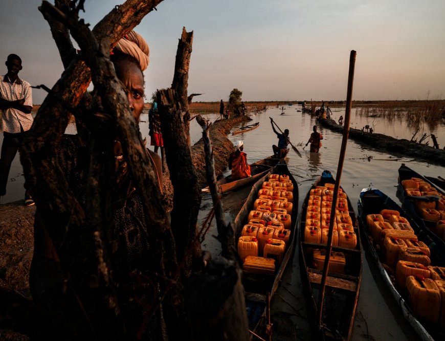 A busy port has developed next to Bentiu camp. The canoe business has been booming as a result of the persistent floods. (November, 2021).