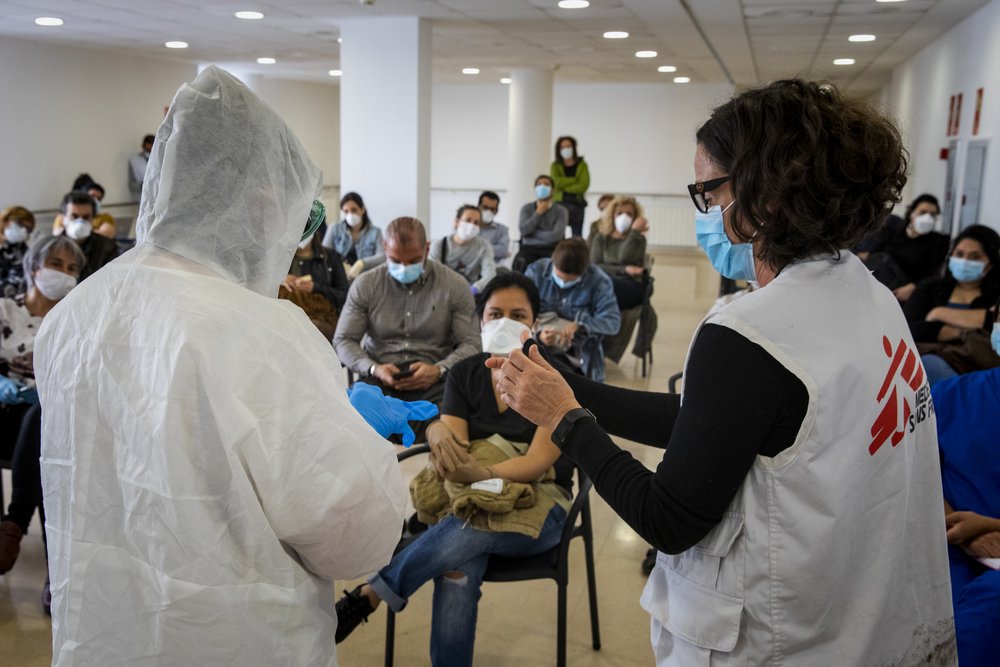 MSF’s Montse Bartui and Maria Pagès, and Carmen Hernández (prevention coordinator at Accent Social) training staff selected to start working in this care home, which is being set to receive COVID positive elderly patients. Barcelona.