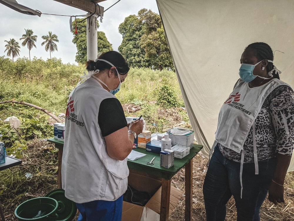 MSF nurses prepare medications for a patient. An MSF mobile clinic provides primary and mental health care services to people staying at an informal IDP camp in Les Cayes called Papa Numa.