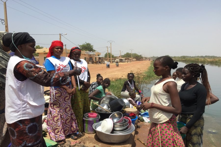 Nafisatou, an MSF health promoter, shows a group of young girls who to wash their hands properly to protect themselves from COVID-19 in Mali. 