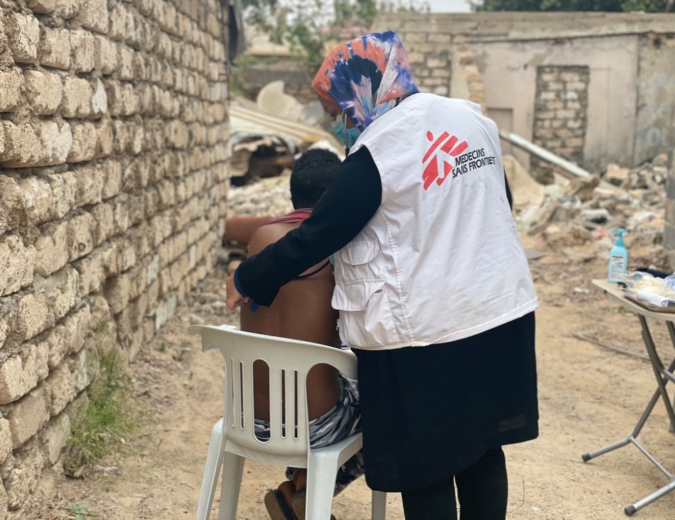 MSF doctor examines patient during medical consultations provided by the mobile clinics that MSF runs in Tripoli’s neighbourhoods for vulnerable migrants and refugees. (Tripoli, Libya, April 2021).