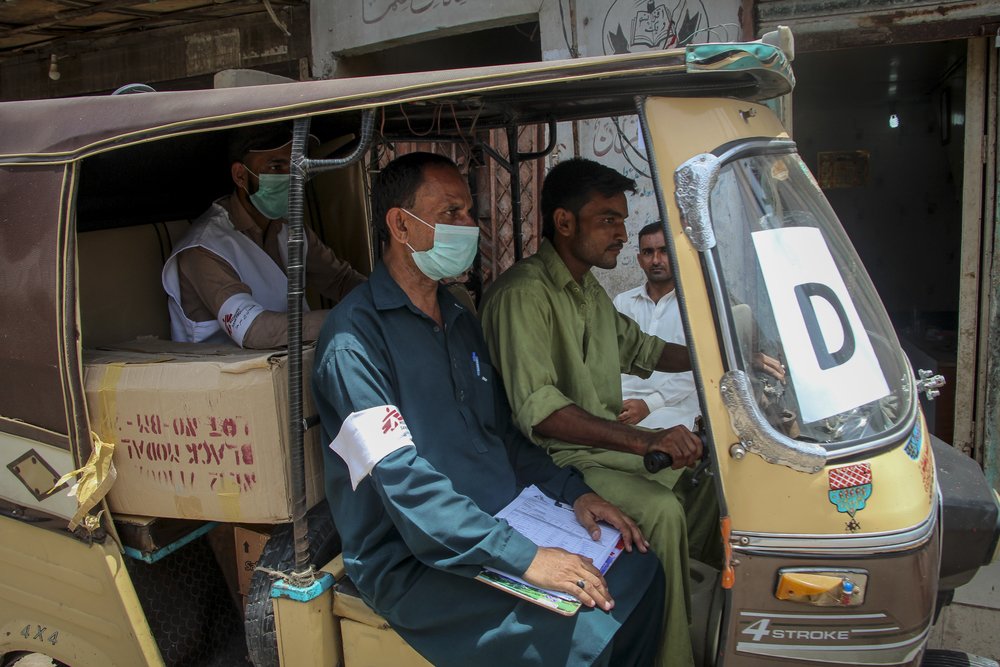 MSF health promoters provide masks and soap to community health workers who will be distributing them to people living in Machar Colony in Karachi, to help prevent the spread of COVID-19. Pakistan, July 2020. 
