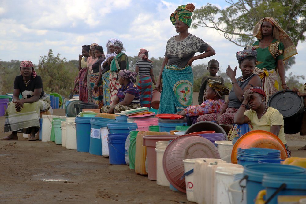Women queue at a water point in Eduardo Mondlane. (December, 2021).