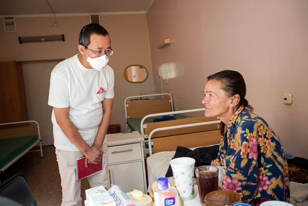 Begimkul, an MSF doctor, is visiting his patient Ludmila, who is being treated for TB. Pictured at the TB Institute, Minsk, Belarus in August 2018.