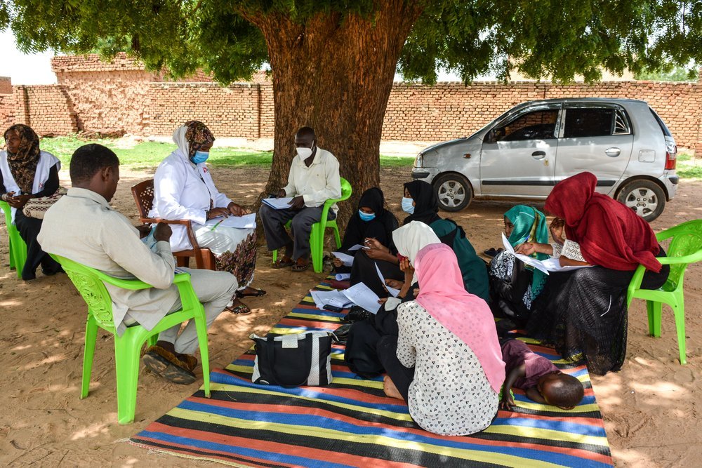 MSF community health workers gather for a meeting at MSF’s mobile clinic in Al-Jabal area before leaving to work. 