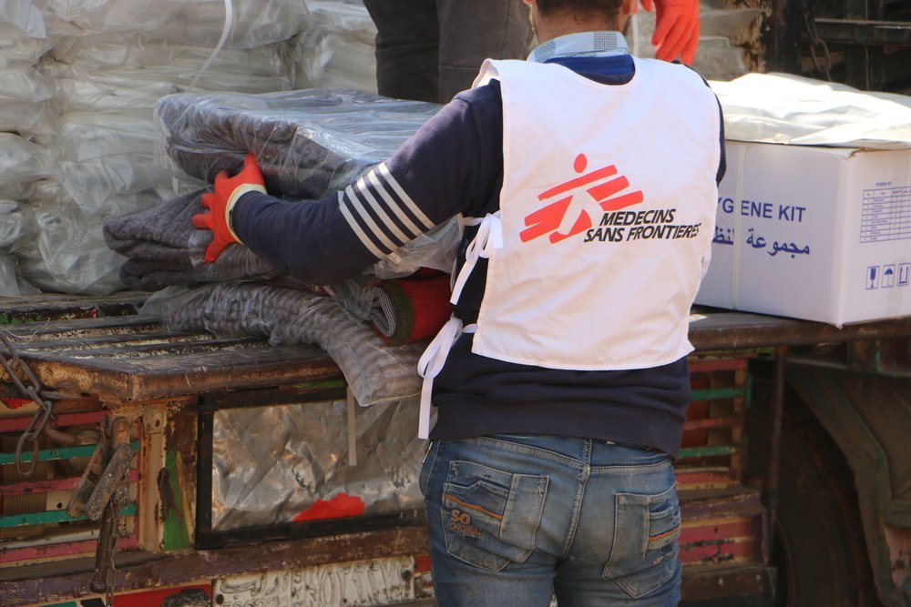 MSF distributing tents and NFIs in Al habeet area.
