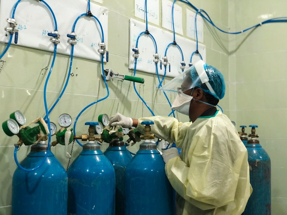 Oxygen is a scarce good in Yemen. Our medical staff monitoring supplies and respirators in the ICU of the Covid 19 Treatment Center at Al-Gamhouria Hospital run by MSF.