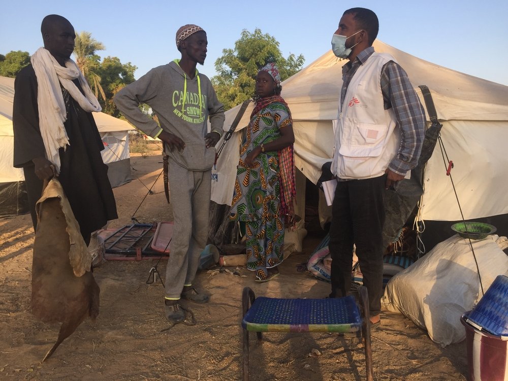 Mohamed, the MSF health promotion supervisor talks to a displaced family who are newly arrived in Sokolo, Niono, in the centre of Mali. The site is visited by MSF’s mobile clinic.