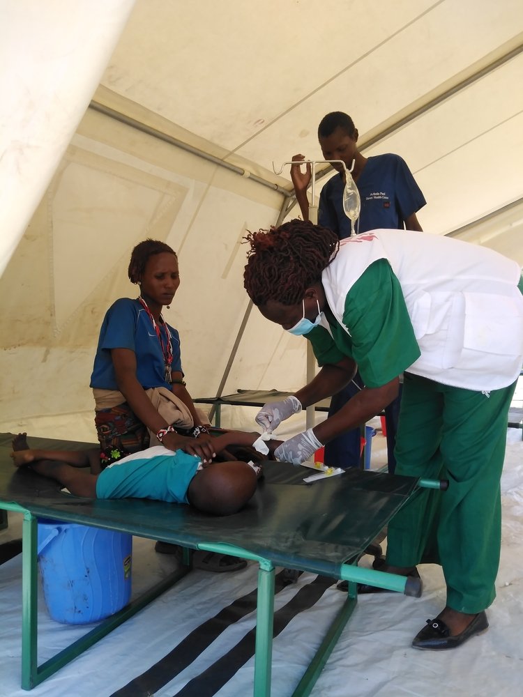 Penina Mwaniah, MSF nurse, treat 8 years old Naftal Tiergalach at Illeret health center in Marsabit County.