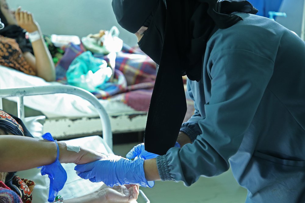An MSF nurse checks on a patient at a mother and child hospital in Yemen.