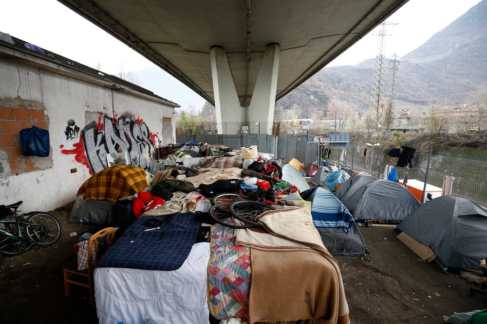 About 120 migrants were living on the street in Bolzano in mid-December. People are still arriving in the city in the hope of crossing the border, but the Brenner Pass is closed.