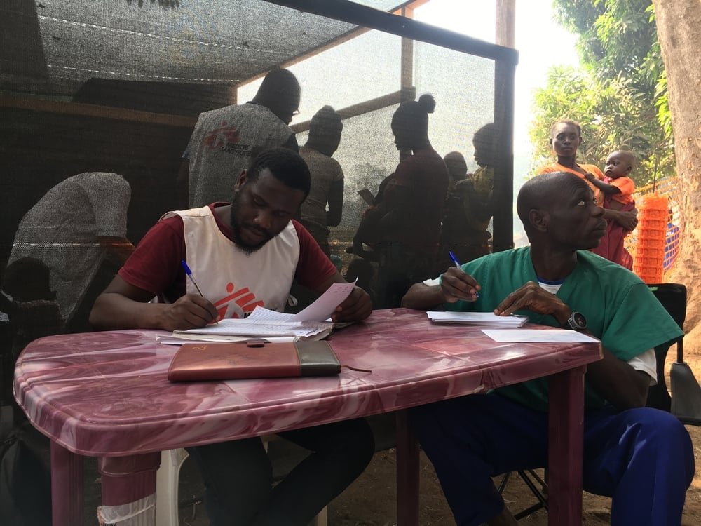 The MSF emergency team in Grimari is preparing its mobile clinic before patients arrive. This mobile clinic is located in front of the hospital, next to a site for internally displaced persons who fled post-electoral violence in CAR.