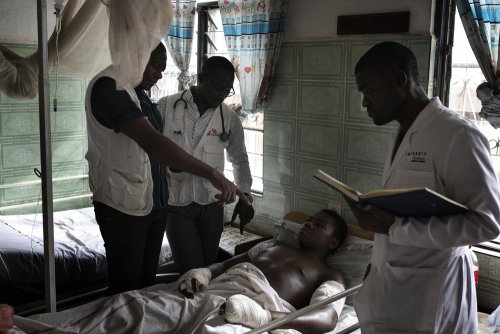 MSF medical team is doing its daily round at Saint Mary Soledad hospital in Bamenda, North-West Cameroon.