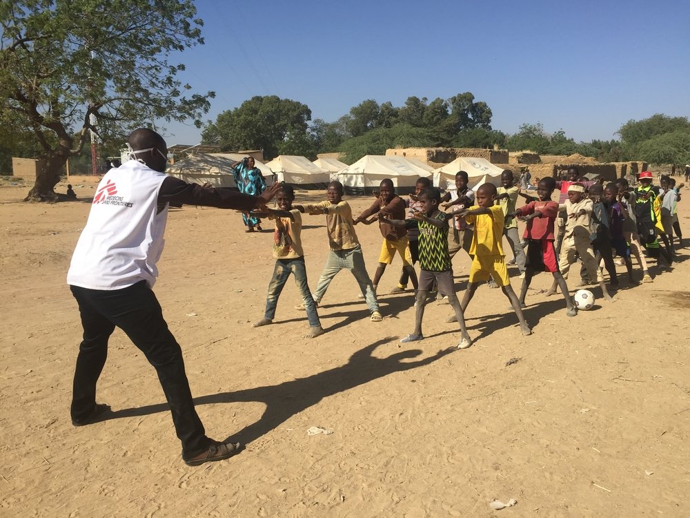 Daniel Dao, the MSF mental health activities manager, organizes games for the children of displaced families at the site in Sokolo, central Mali.