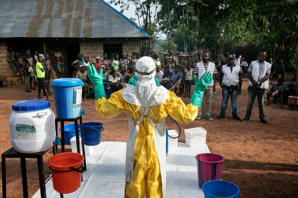 An MSF water and sanitation team arrives in Ndiovu village to disinfect the house of a patient diagnosed with Lassa fever in Abakaliki. Nigeria, May 2019.