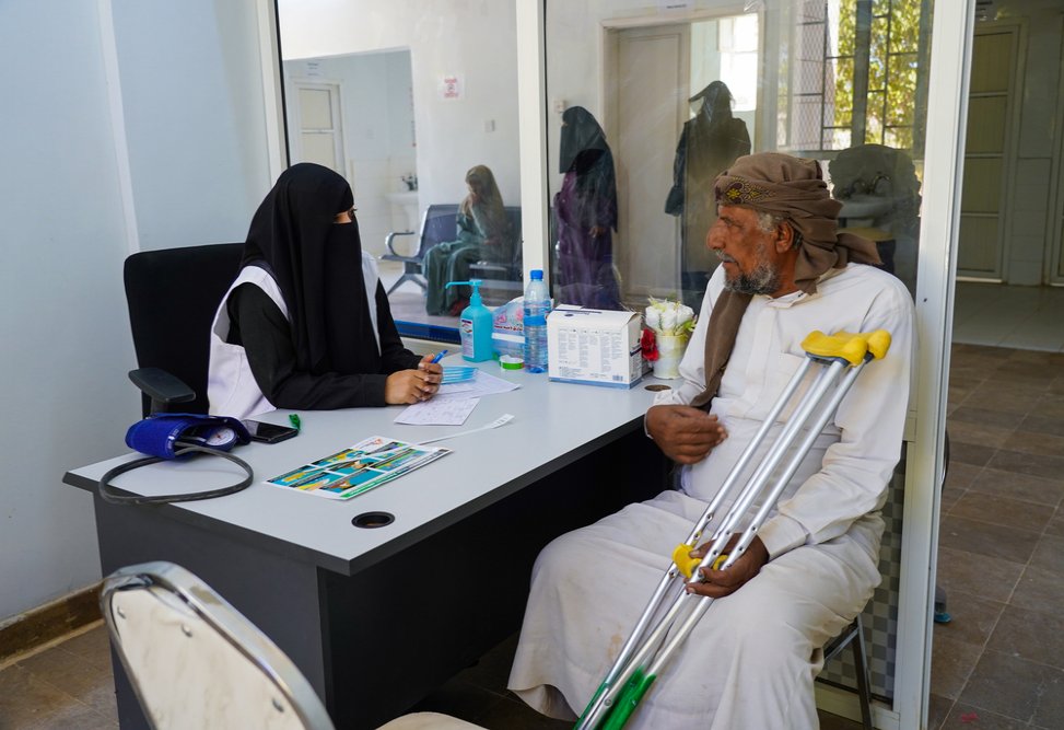Ali Saeed consults an MSF nurse in the triage area of the primary healthcare centre at Al-Ramsa in Marib, Yemen. (December, 2021).