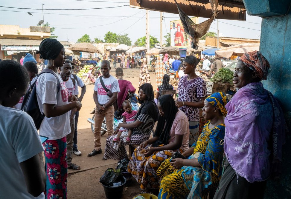 Volunteers from the local youth organization, JCI Universitaire, raising awareness about  breast and cervix cancer screening and available free services in Niamakoro market, Bamako.
