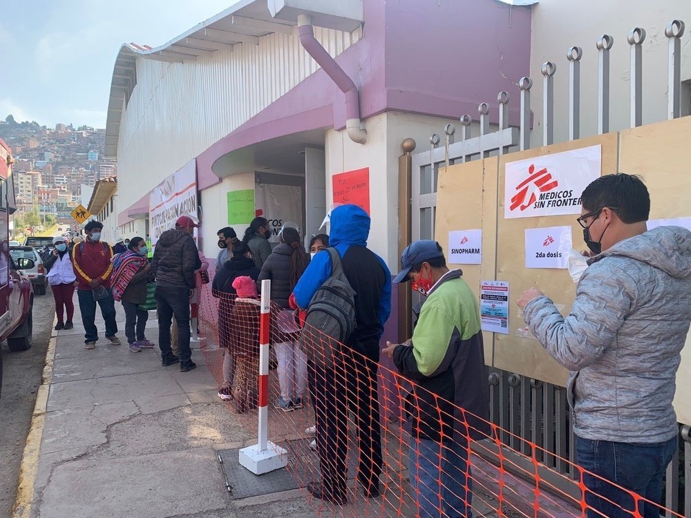 To prevent more people from getting sick during this wave, MSF has shifted its case management activities in intensive care units at hospitals in Huacho and Cusco.