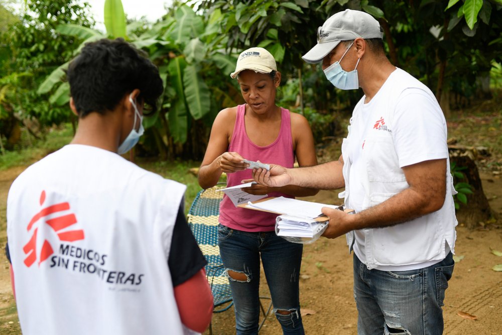 Yeneida Blanco (wife of José) receives water purification tablets and instructions on how to use them as part of the health fairs run by MSF in conjunction with local authorities and the community.