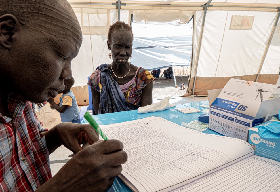 Nyaney Thot Machuol, who displaced by the floods and now living in a makeshift displaced persons camp, is tested and treated for malaria in the MSF mobile clinics in Bentiu town, Unity state.
