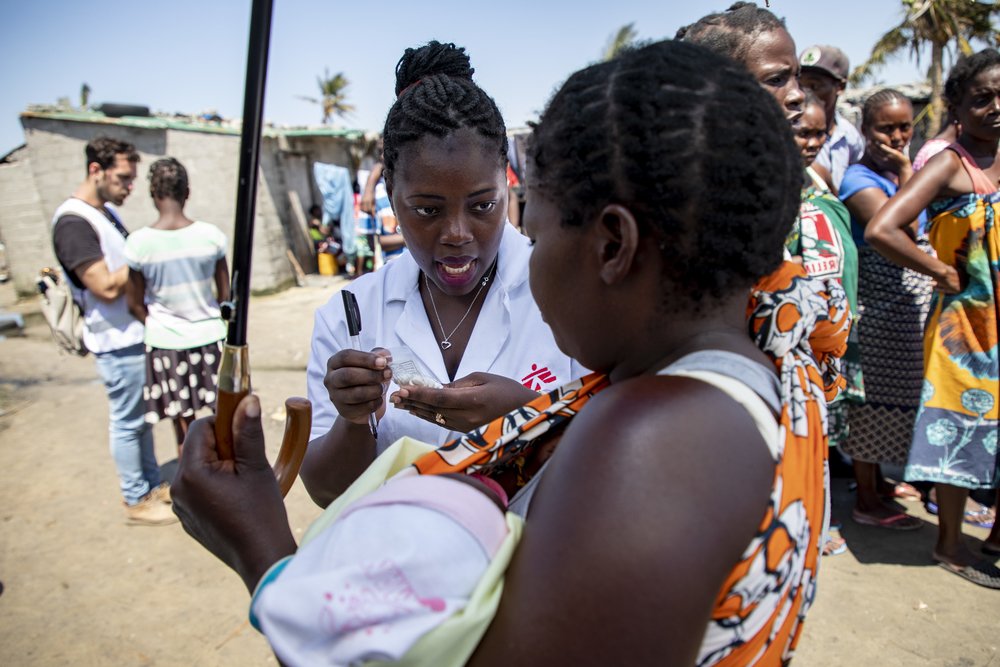 Nurse Celina Feliz Berto gives medication to a woman with her child at one of MSF’s mobile clinics in Beira, an area hard hit by Cyclone Idai. Mozambique, March 2019.
